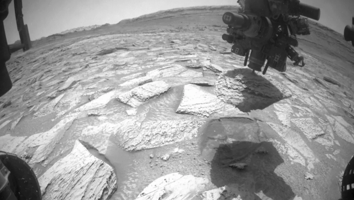 Curiosity rover resumes its Mars mission after a rare mechanical jam in Gale Crater